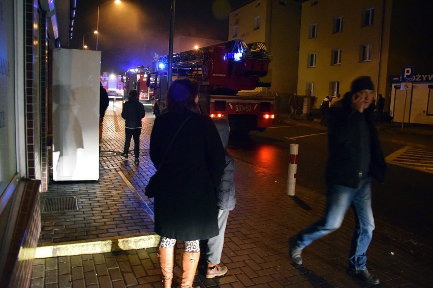 Ul. Limanowskiego. Pożar, który trzeba było gasić od wewnątrz i z zewnątrz bloku [zdjęcia, wideo]