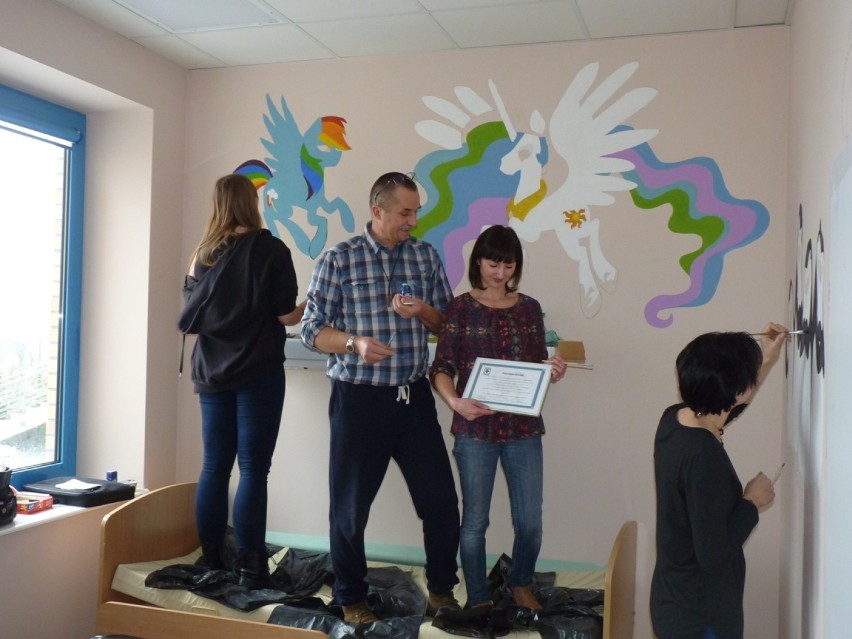 Uczniowie ZSE w Radomsku ubarwili szpital