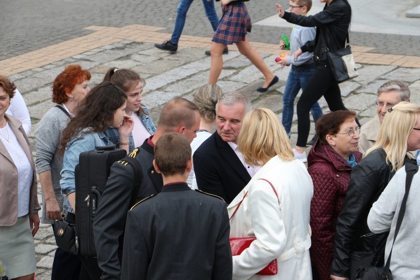 Mieszkańcy Złotowa tańczą poloneza na Placu Paderewskiego [FOTO, WIDEO]
