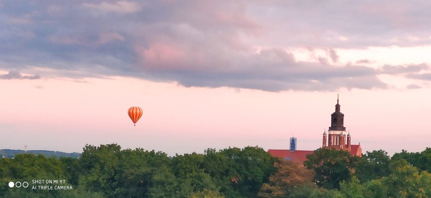 Podpatrzone w Stargardzie. Piękny widok! Podczas zachodu słońca nad naszym miastem latał balon w paski 