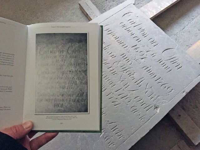 Tablica nagrobna, której poszukiwano od lat, znajdowała się w kościele.