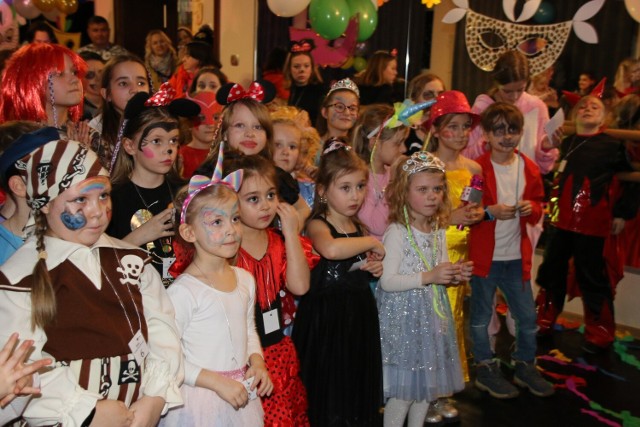 Ponad sto dzieci z powiatu lęborskiego wzięło udział w zorganizowanej przez Młodzieżowy Dom Kultury w Lęborku otwartej zabawie karnawałowej. Na zakończenie imprezy wybrano królową i króla balu.