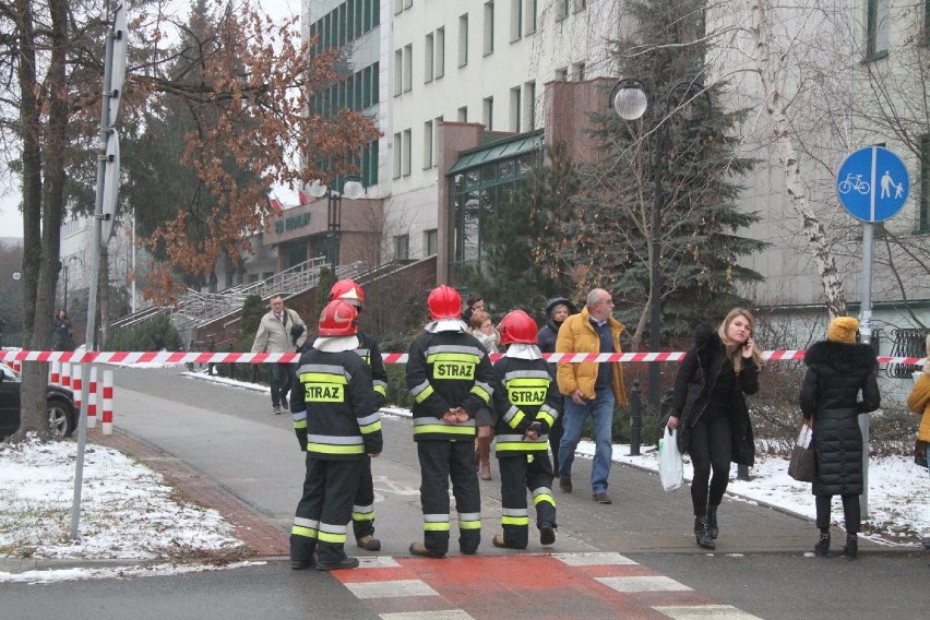 Ewakuacja w Sądzie Rejonowym w Kielcach. Ktoś zadzwonił z informacją, że w budynku jest bomba