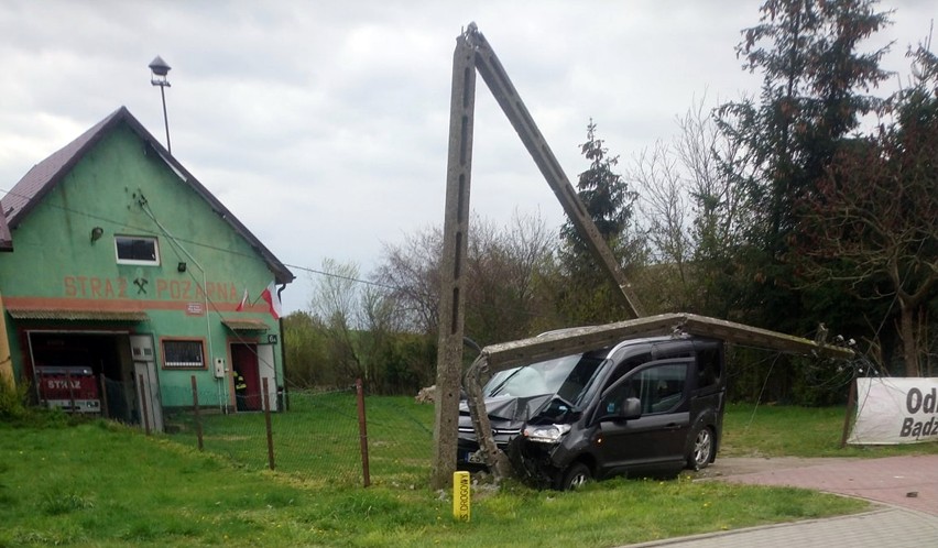 Gmina Marianowo. W Gogolewie kierowca uderzył samochodem w słup energetyczny