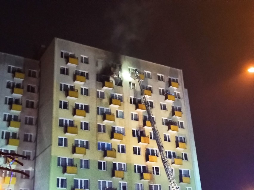 Potężny pożar mieszkania w wieżowcu w Świdniku. Ewakuowano mieszkańców. Zdjęcia i wideo