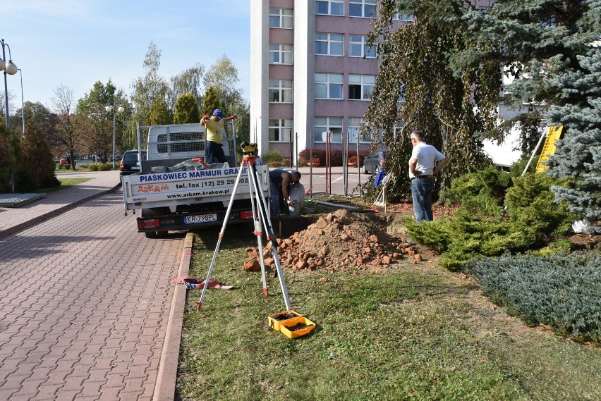 Tarnów. W miejscu, gdzie ma stanąć pomnik Piłsudskiego rozpoczęły się prace [ZDJĘCIA]