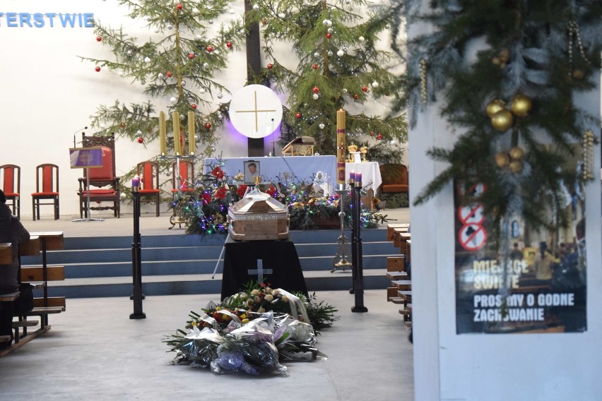 Malbork. Ostatnia droga ks. Henryka Liszewskiego [ZDJĘCIA]. Odszedł po prostu dobry człowiek, który uśmiechem jednoczył mieszkańców