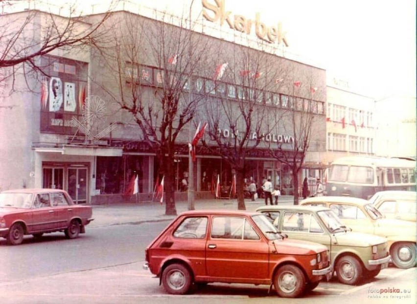 Fiaty 126p przed Domem Handlowym "Skarbek" w Olkuszu. To...