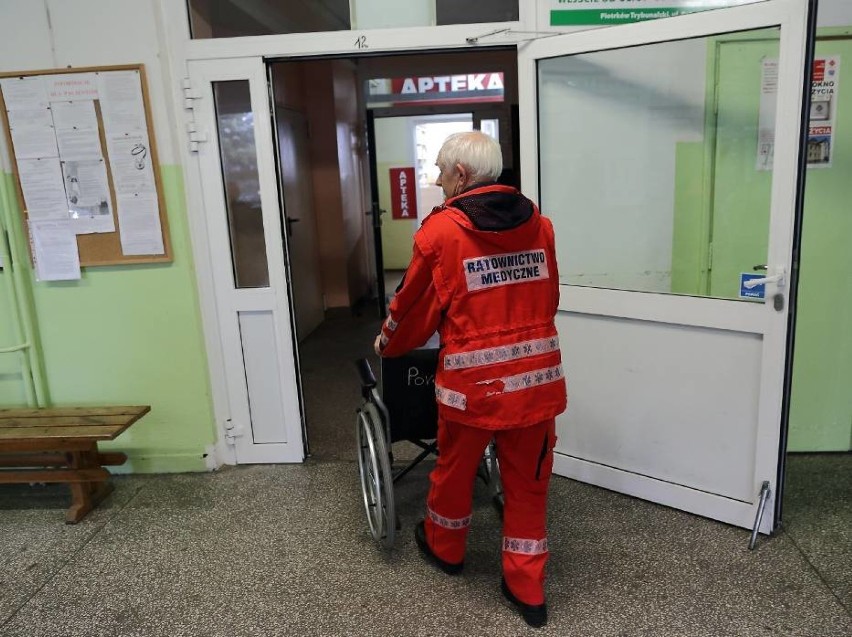 Koronawirus, Piotrków. Pacjent zabrany karetką ze szpitala...