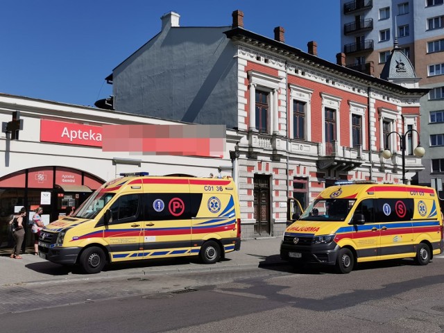 Dwie załogi ratowników walczyły o życie starszego mężczyzny w ulicy Kościuszki we Włocławku