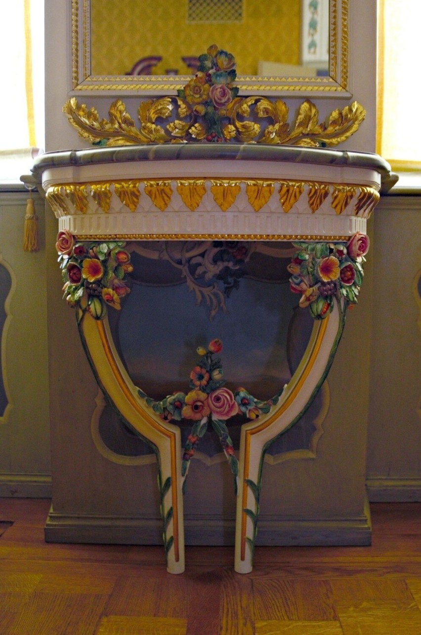 W gdańskim Domu Uphagena można zobaczyć wyjątkowe stoliki...