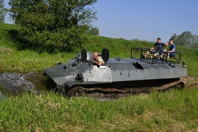 Wiele się dzieje w mieście i jego okolicach - zwłaszcza w wolne dni. Pogoda sprzyja wypoczynkowi pod  chmurką. 
W miniony weekend można było wziąć udział m.in. w Nocy Muzeów - nocnym zwiedzaniu miasta z  przewodnik Anną Grzeszną-Kozikowską i wycieczce na zamek w Świeciu. W naszym mieście kolejny raz zorganizowano też Święto Kadetów, które w 1930 roku ustanowił marszałek Józef Pisudski. Z kolei nasza orkiestra dęta, mażoretki i inni przedstawiciele miasta, dobrze bawią się poza Chełmnem. Świętują „Dni Europy” w partnerskim ukraińskim Kaniowie, w tym Dzień Tarasa Szewczenki i zwiedzają Kijów z Majdanem. Na rynku chełmińskim można też było podziwiać samochody militarne, a nad jeziorem Starogrodzkim - wyścigi smoczych łodzi. W najbliższy weekend też nie zabraknie atrakcji.