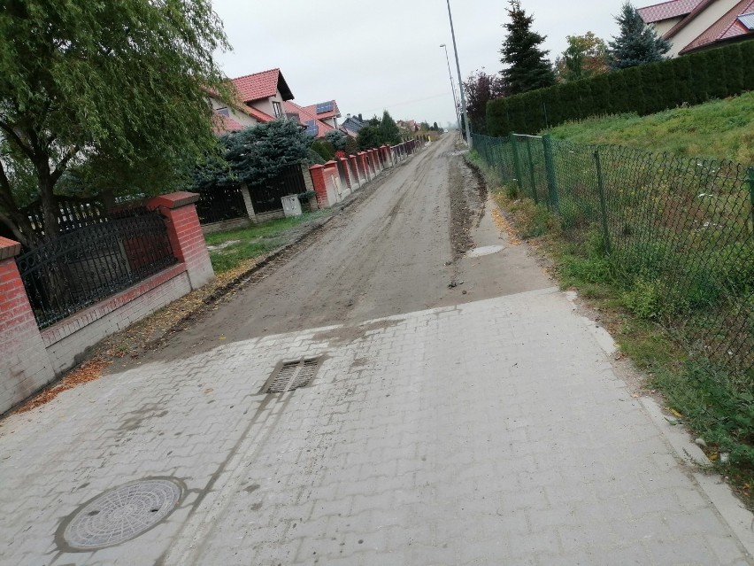 Rawicz. Dokończą remont ulicy Sadowniczej w Sierakowie. Powstanie nowa nawierzchnia i kanalizacja deszczowa [ZDJĘCIA]