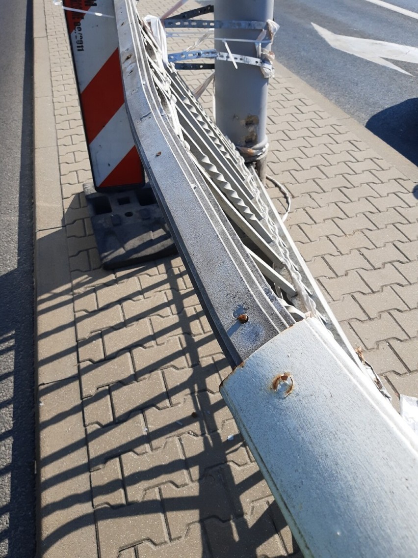 Uszkodzona balustrada na Powązkach