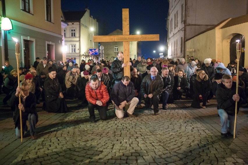 Droga Krzyżowa przeszła ulicami Tarnowa [ZDJĘCIA]