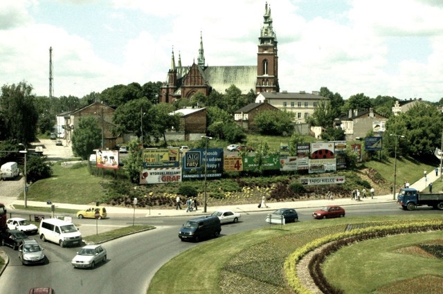 Plac, na którym obecnie stoi hotel Qubus

Kilkanaście lat temu był drugim Wzgórzem Karscha. Prawdziwe zagłębie reklam zniknęło w 2005 roku, kiedy rozpoczęła się trwająca nieco ponad rok budowa hotelu Qubus. Niemal więc z marszu gościł piłkarzy Armenii, z którymi w Kielcach 28 marca 2007 roku Polacy grali eliminacyjny mecz do Euro 2008 – zwyciężyli 1:0 po golu Macieja Żurawskiego. Dodajmy, że był to pierwszy, historyczny występ naszej reprezentacji w stolicy województwa świętokrzyskiego.