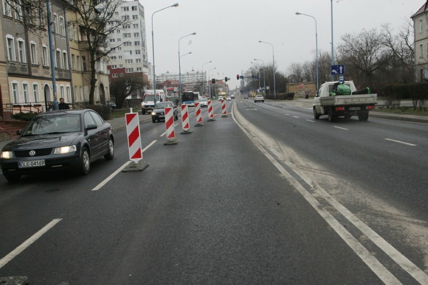 Zwężenie jezdni dla bezpieczeństwa w Legnicy (ZDJĘCIA)