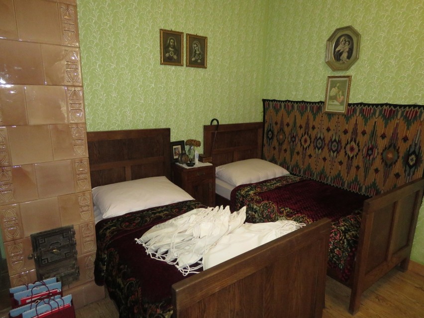 Wiernie odtworzona sypialnia rodziny Wojtyłów w Muzeum Dom...