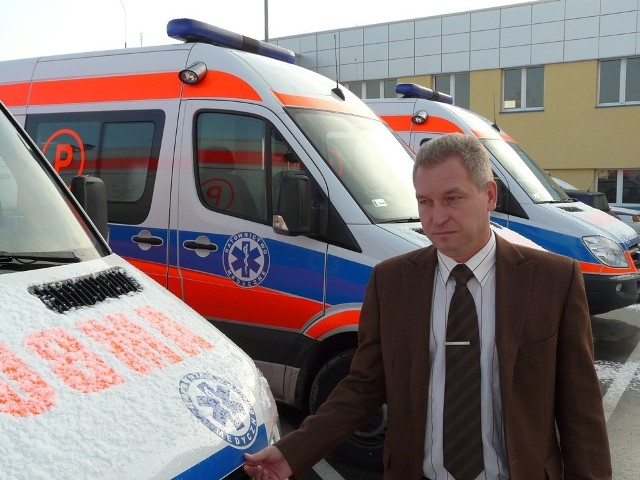 Radosław Pigoń, dyrektor Szpitala Powiatowego, obok unijnych karetek
