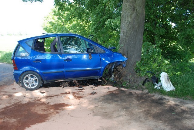 Wypadek w Linowcu: Tragedia na drodze. Samochód uderzył w drzewo ZDJĘCIA