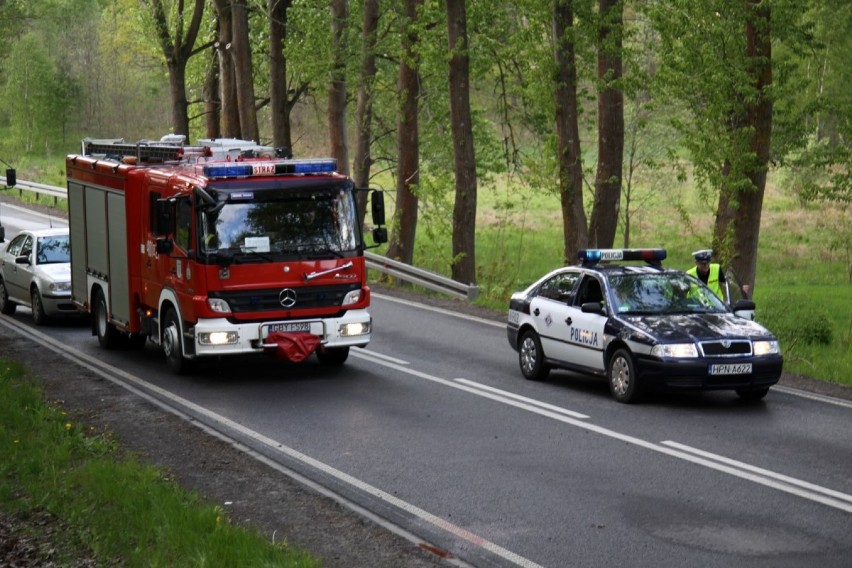 Wypadek na trasie Bytów - Kościerzyna. Jedna osoba została ciężko ranna. Trwa ustalanie przyczyn