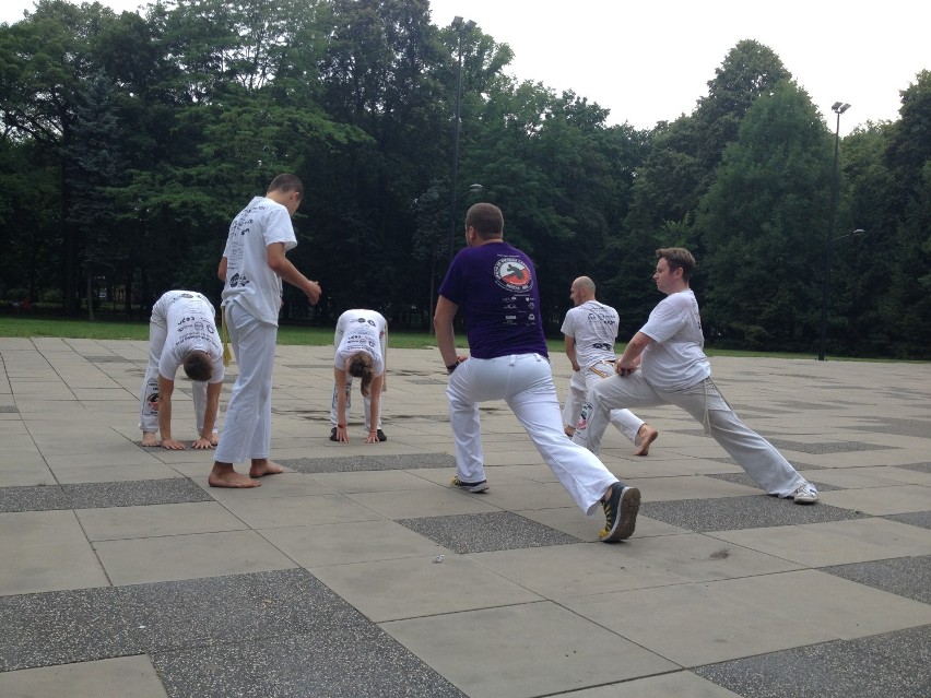 Capoeira Bytom: Ćwiczą dwa razy dziennie w Parku Miejskim im. F. Kachla. Można dołączyć