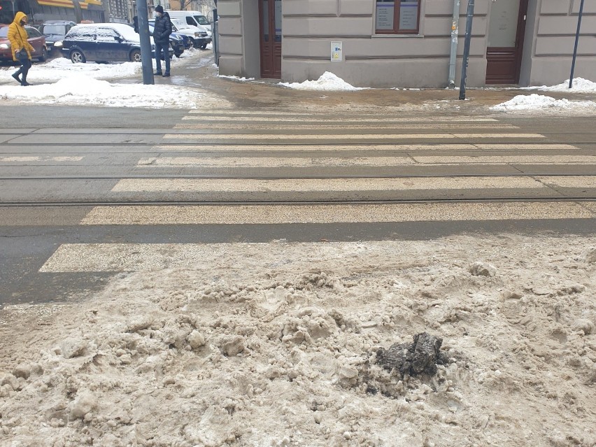 Strefa niczyja, czyli zaśnieżone miejsca płatnego parkowania w Łodzi. Kto powinien to posprzątać?