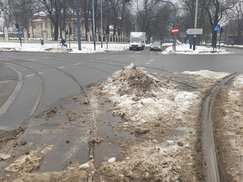 Strefa niczyja, czyli zaśnieżone miejsca płatnego parkowania w Łodzi. Kto powinien to posprzątać?