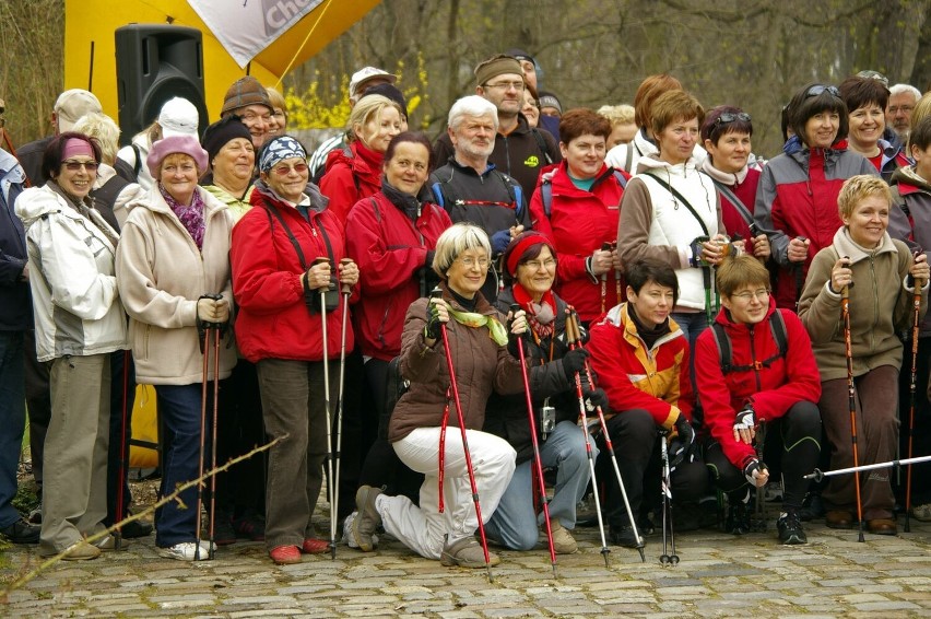 Ponad 90 uczestników imprezy nordic-walking w Ośrodku Edukacji Przyrodniczej w Chalinie