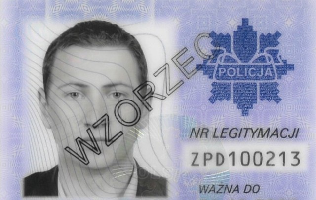 Tak wygląda nowy wzór policyjnej legitymacji służbowej oraz pliki graficzne obrazujące elementy zabezpieczeń przed fałszerstwem (widzialne w świetle UV)

Zobacz kolejne zdjęcia/plansze. Przesuwaj zdjęcia w prawo naciśnij strzałkę lub przycisk NASTĘPNE