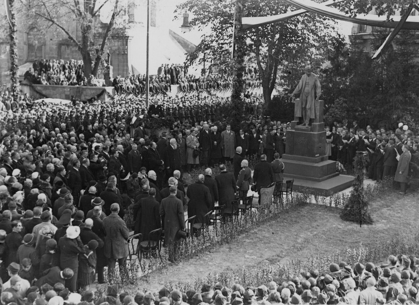 W 90. rocznicę odsłonięcia pomnika Ignacego Łukasiewicza w Krośnie odbędzie się inscenizacja tego wydarzenia