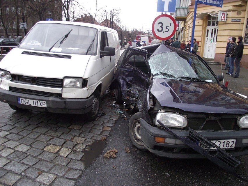 Głogów: Zderzenie volkswagena z dostawczym busem