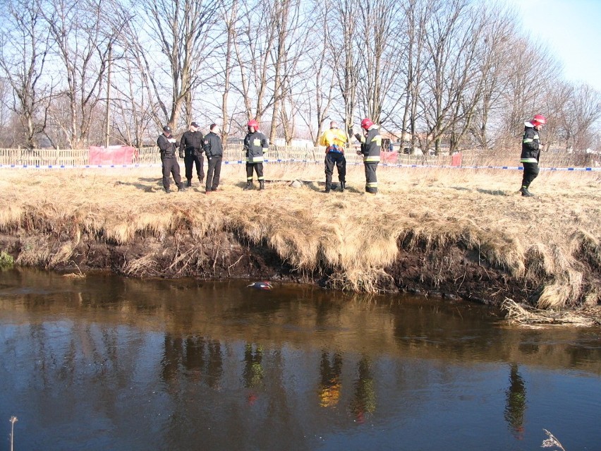 Lębork: Zwłoki w rzece Łebie.Strażacy wyłowili ciało topielca (ZDJĘCIA)