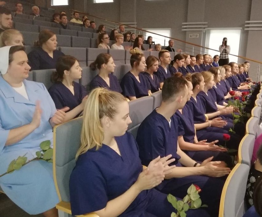 Uroczystość czepkowania studentów pielęgniarstwa PWSZ w Oświęcimiu