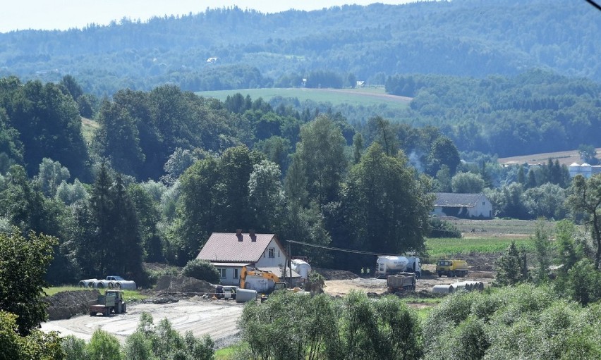 Budowa obwodnicy Tuchowa ruszyła z kopyta. Nowa droga z 300-metrowym mostem ma być gotowa za rok [ZDJĘCIA]