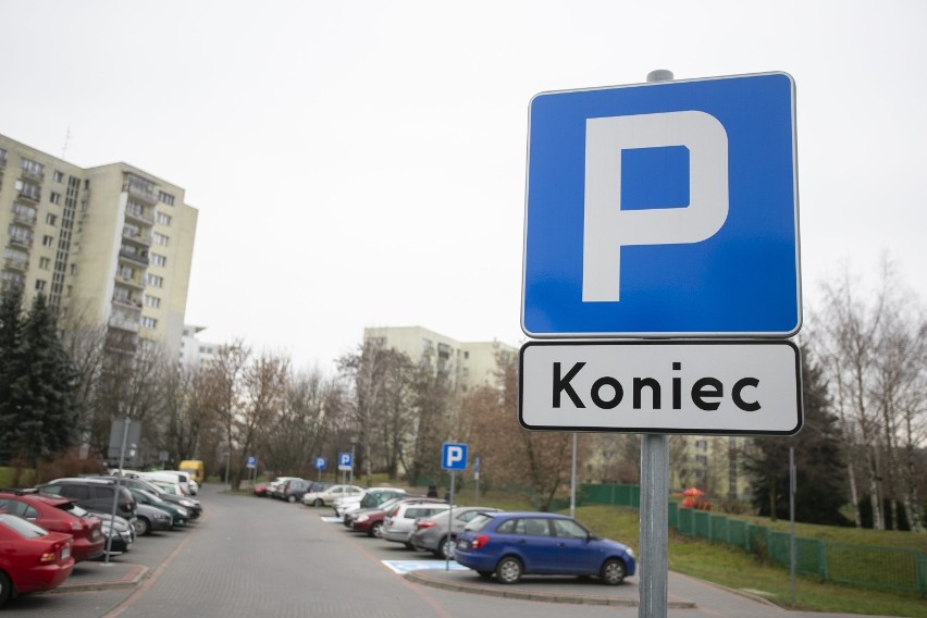 Wysyp znaków drogowych na Ursynowie. Kilkanaście tablic z literą P na niewielkim parkingu. To kolejny absurd drogowy w tej dzielnicy