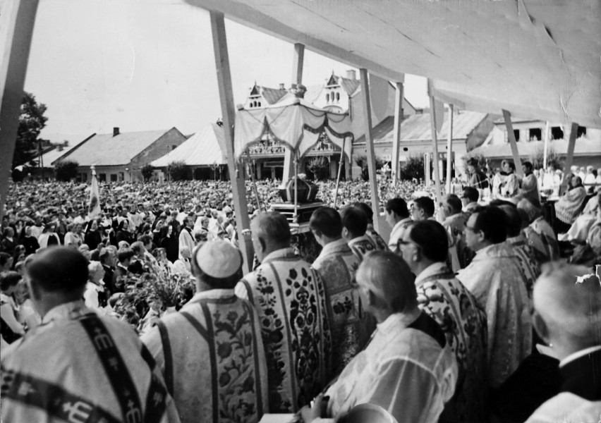 Stary Sącz. Trwa odpust ku czci św. Kingi. Zobacz zdjęcia z uroczystości sprzed 40 lat [ARCHIWALNE ZDJĘCIA]