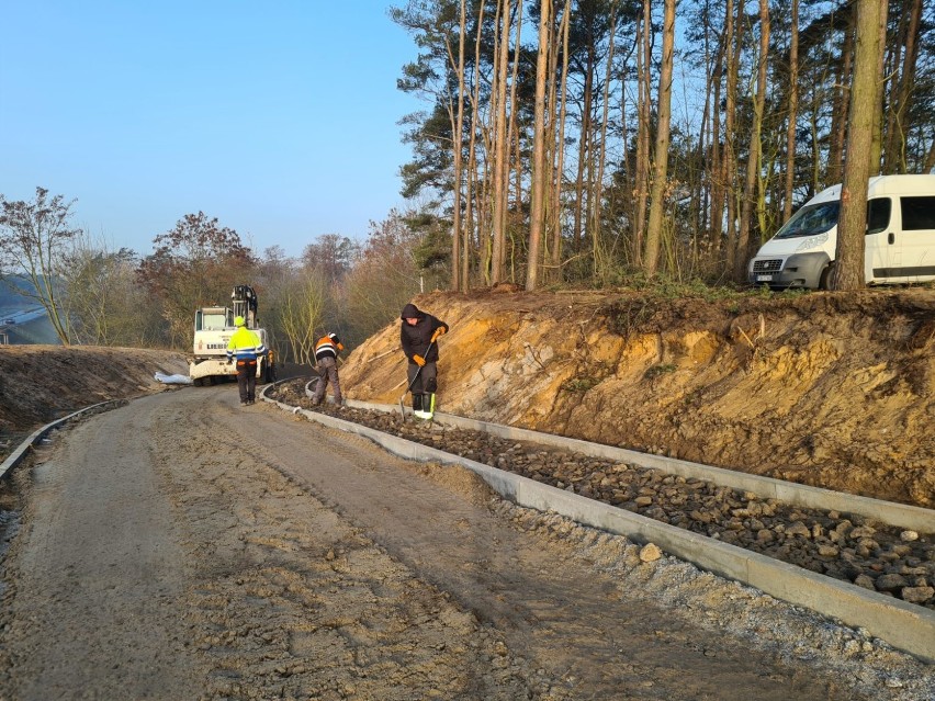 Wznowiono prace przy budowie drogi do Łazienek