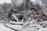Tragiczny wypadek w Ciścu. Na dom jednorodzinny spadło drzewo, nie żyje jedna osoba
