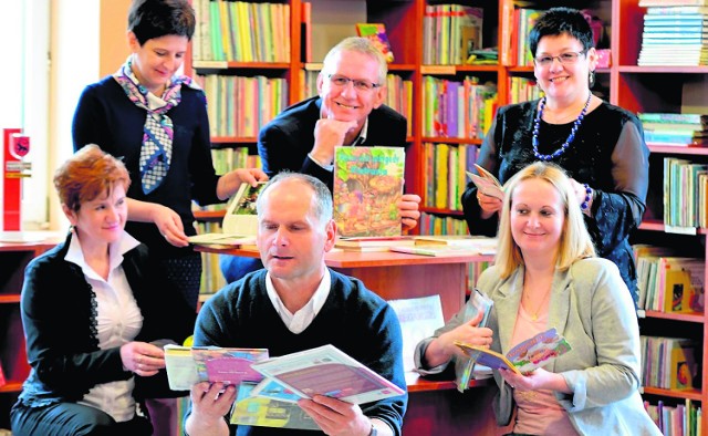 „Z gwiazdami zaczytani” to projekt Zbigniewa Marcinkowskiego (na zdj. w pierwszym rzędzie). Bibliotekarz z Radłowa zachęcił do akcji biblioteki z Żabna, Dąbrowy Tarn. i Borzęcina