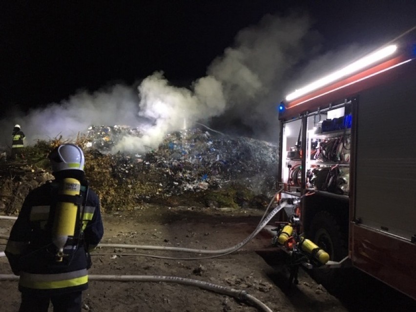 Pożar składowiska odpadów we Włoszczowie. Dziesięć zastępów straży w akcji