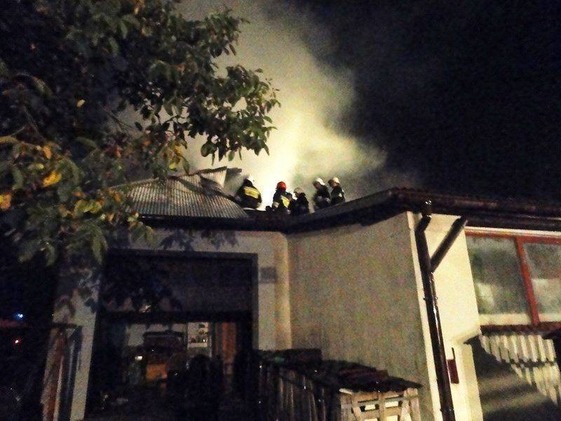 Nocne działania strażaków uratowały dom stojący obok ognia