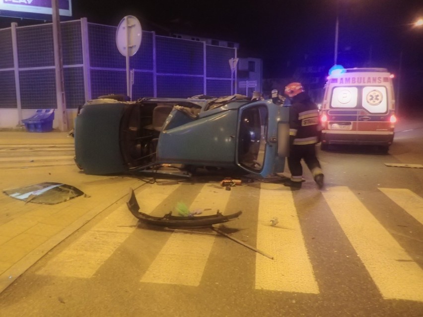 Tragiczny Wypadek w Warszawie. Samochód dachował i uderzył w pieszego. Pasażerowie wypadli z pojazdu [ZDJĘCIA] 