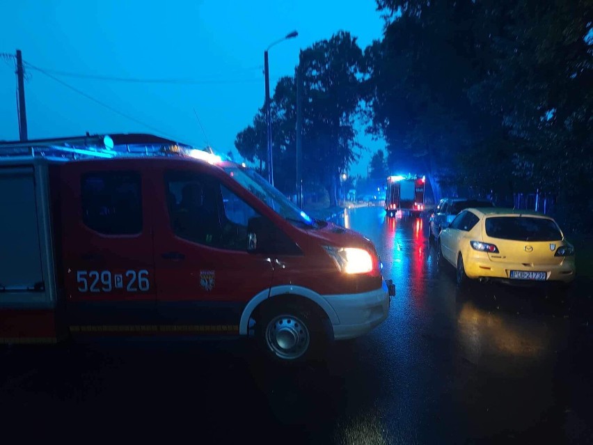 Samochód wypadł z drogi i uderzył w drzewo w Rogoźnie. Dwie osoby poszkodowane