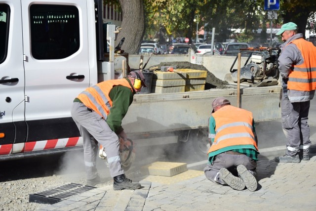 Finiszują prace przy remoncie ulicy Rusinowskiego w Tarnobrzegu. Chodnik już jest, teraz czas na asfalt.