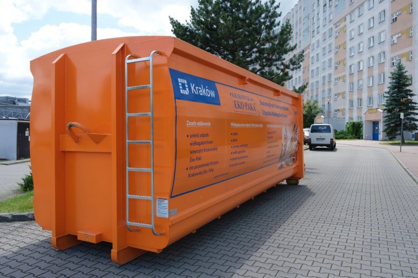 Krakowska EKO-PAKA to mobilny kontener z drzwiami, który po...
