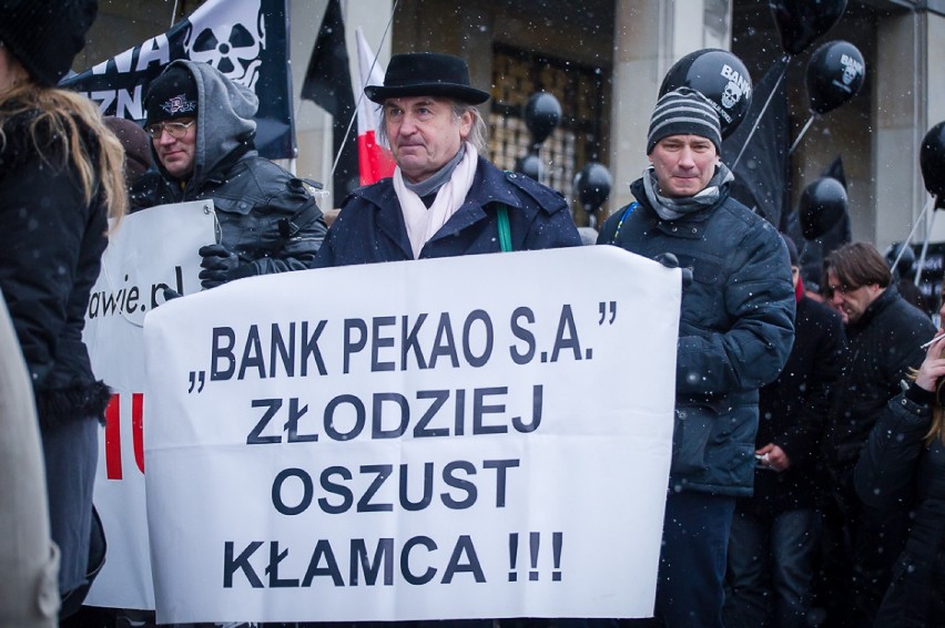 Protest frankowiczów, Warszawa. Czarna procesja oszukanych...