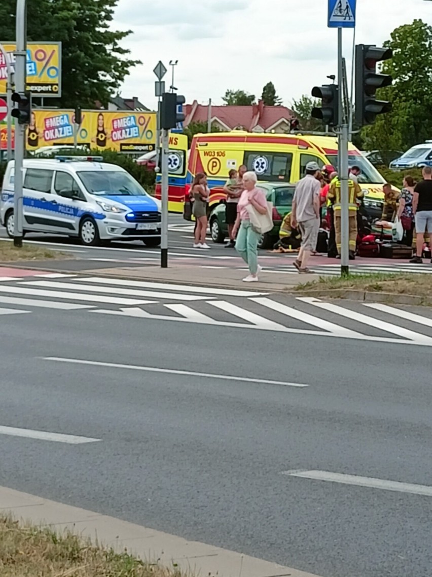 Płock. Wypadek na Podolszycach. Doszło do potrącenia dwóch chłopców. Na miejscu lądował śmigłowiec [AKTUALIZACJA]