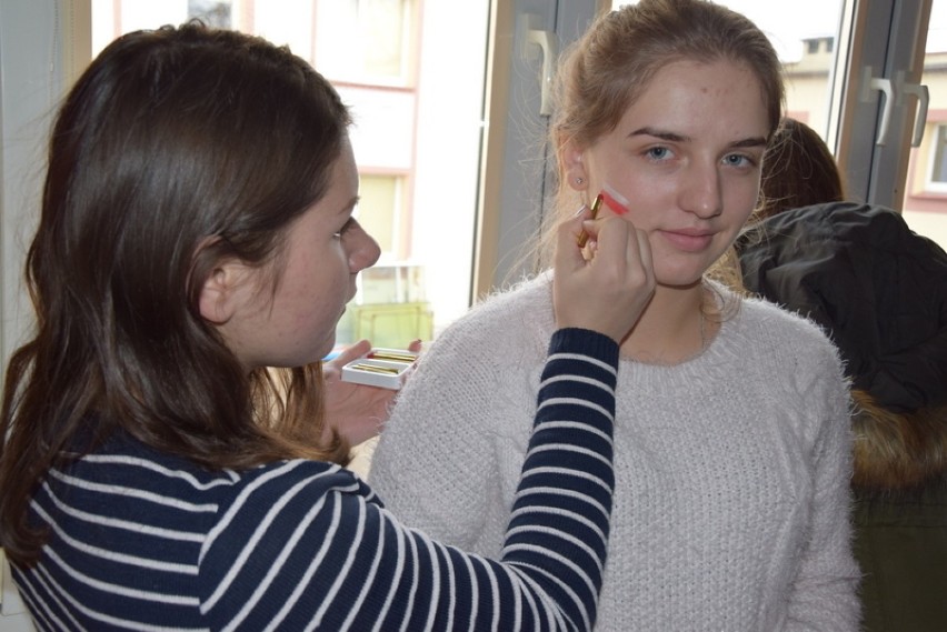Człuchów. Uczniowie szkoły sportowej kibicują polskim skoczkom