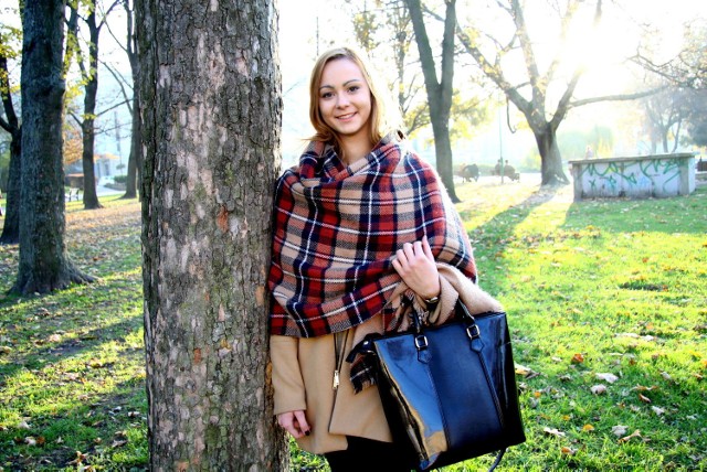 Izabela Niezgoda, studentka UMCS, jest bardzo trendy. W tym sezonie powróciła moda m.in. na płaszcze i grube kraty.
